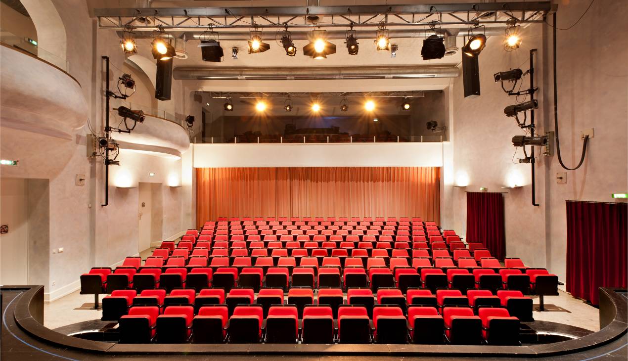 Grossersaal_mit_Vorhamg_original
